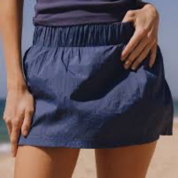 DAILY DRILLS NWT bounce skirt in navy size medium !!! SOLD OUT !!! - Picture 1 of 5